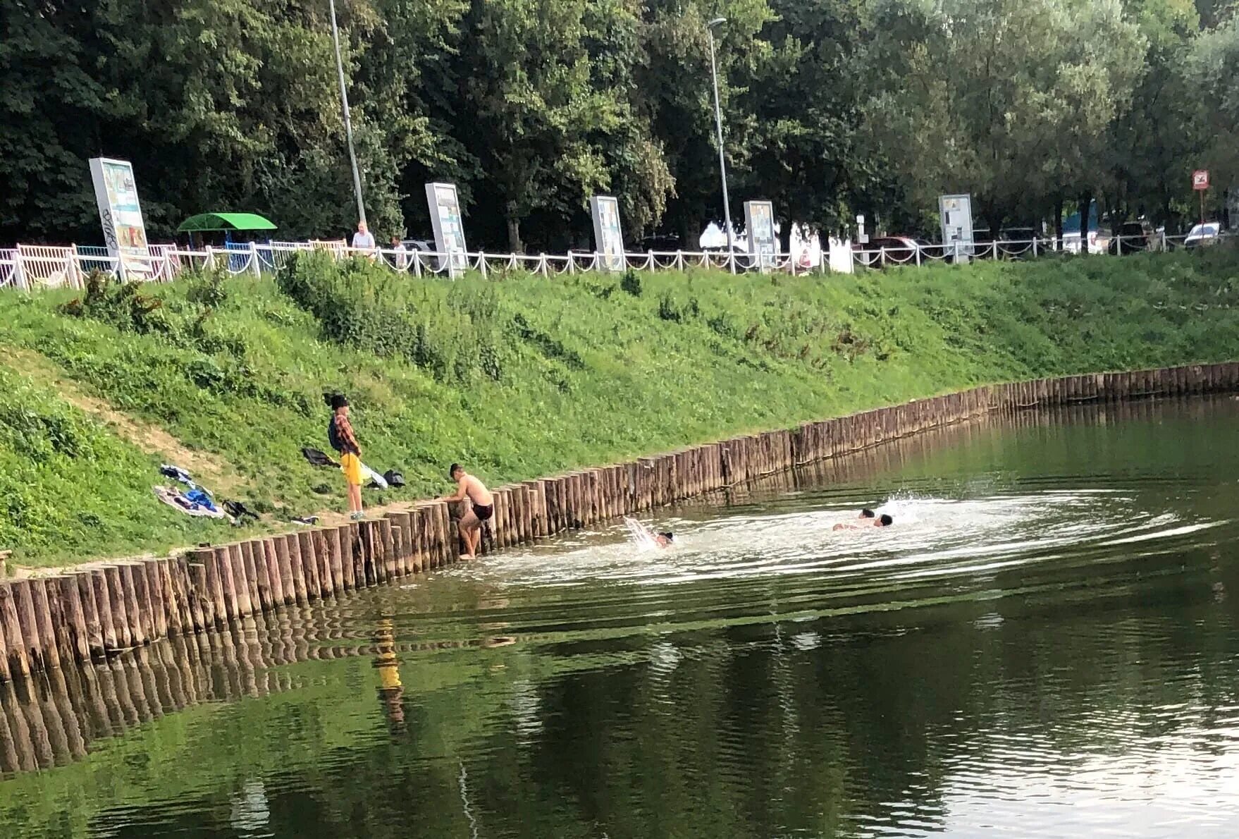 Зюзино московская область. Парк Зюзино на Каховке. Пруд в Зюзино. Село Зюзино пруд. Медовый пруд в Зюзино.