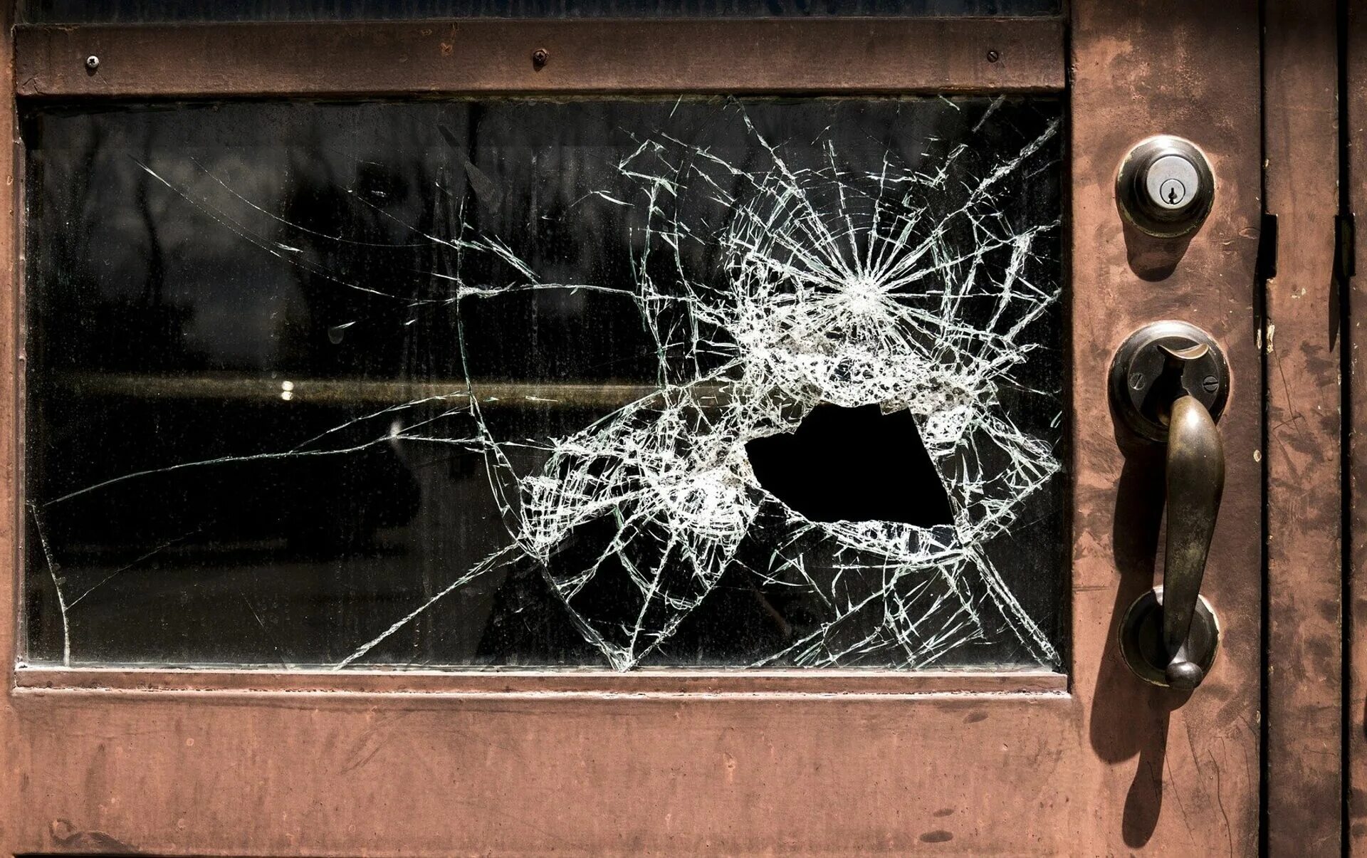 Окно разбито. Разбитые окна. Разбил окно. Разбитое оконное стекло. Разбитый архив