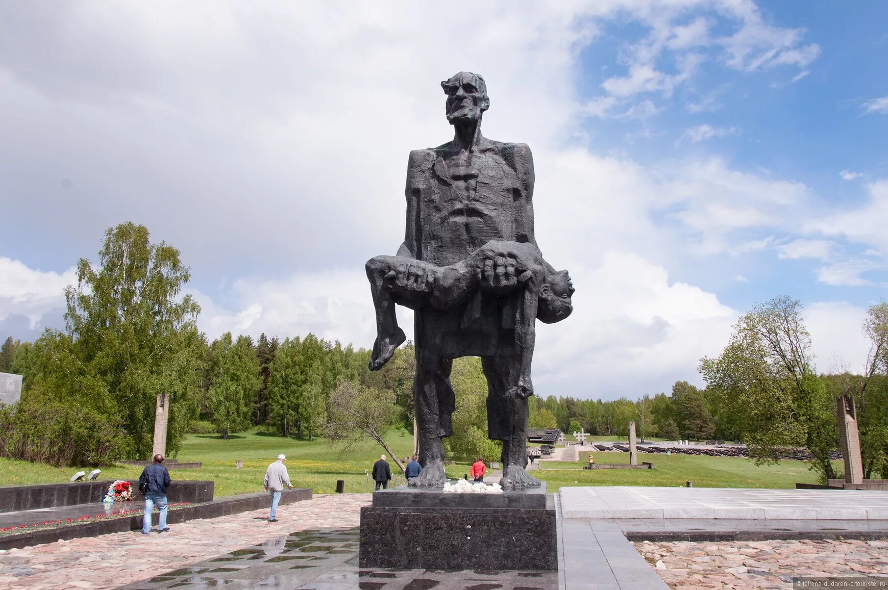 Хатынь мемориальный комплекс. Мемориальный комплекс Хатынь Селиханов. Мемориальный комплекс Хатынь Минск. Скульптура Непокорённый человек в Хатыни. Будучи человеком памятным