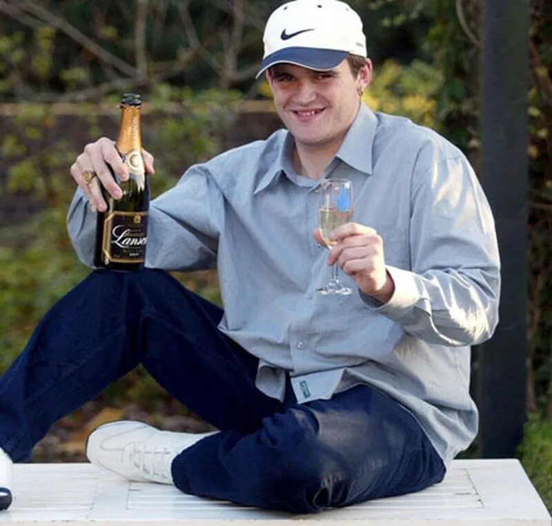 Уборщик становится миллионером. Мусорщик выиграл в лотерею. Уборщик становится миллионером. Бен аффлек va банк. Микки кэрролл лотерея.