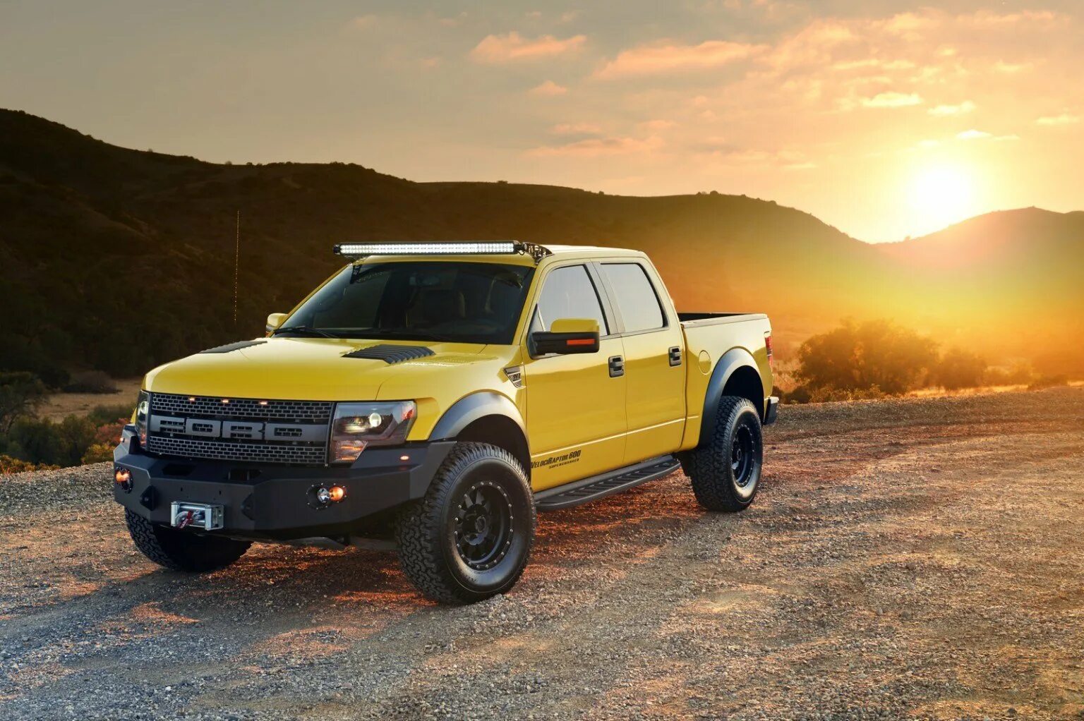 Пикап молодой красивой. Ford f-150 SVT Raptor. Ford f-150 SVT Raptor Hennessey Velociraptor. Ford f150 Hennessey Velociraptor. Ford SVT Raptor 2014.