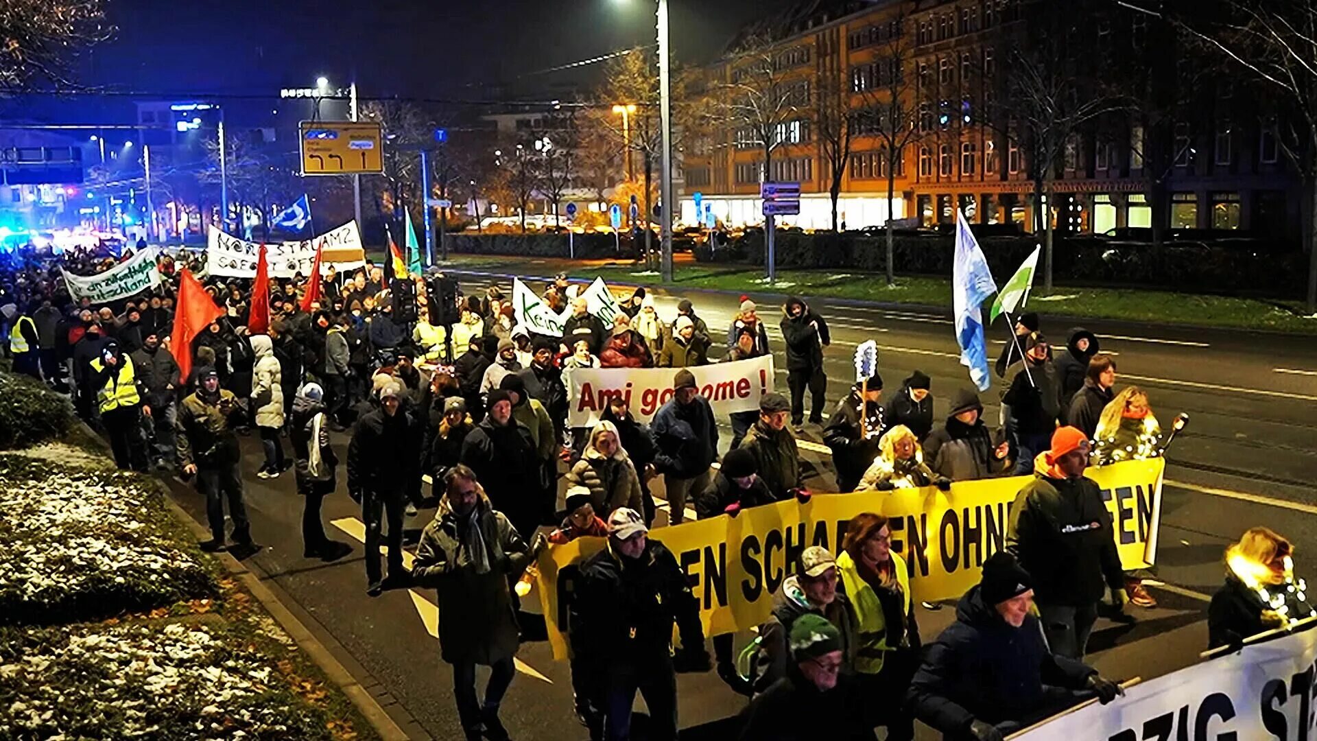 Германия против украины. Протесты в Германии 2023. Протесты в Германии. Митинг в Германии Украины. Антиамериканский митинг.