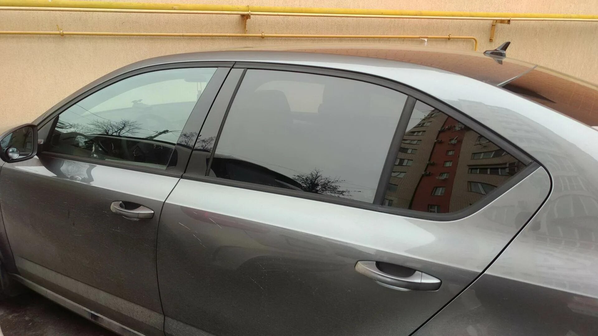 блоки с автотонированием. тонировка лобового стекла пленкой инфинити 50%. белая тонированная машина. электронная тонировка в казани. тонировка автомобиля 2023.