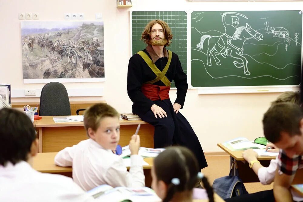 Преподавание истории. Михаил маневич классная школа сейчас. михаил маневич классная школа. классная школа сериал историк. урок истории в школе.