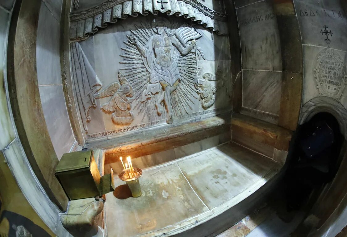 Плита гроба господня в иерусалиме. Усыпальница иисуса христа в иерусалиме гробница. Храм гроба господня в иерусалиме гробница. Гроб иисуса в иерусалиме. Иерусалим храм гроба господня кувуклия иисус христос.