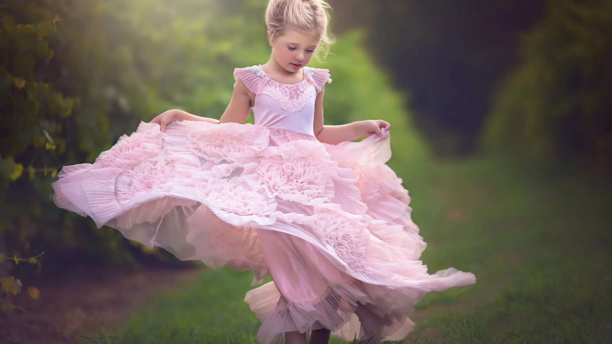 Воздушное платье для девочки. Девочка и ее платья. Платье алолика мадлен. Пышное платье для девочки. Платье для девочки на выпускной.