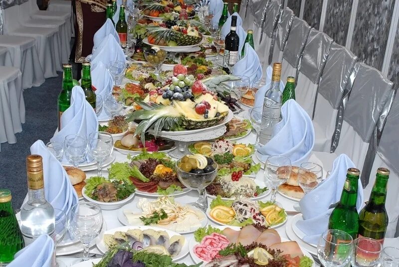 праздничный стол свадебный. сервировка стола на официальном приеме. банкет за столом. банкет посвященный. банкет посвященный.