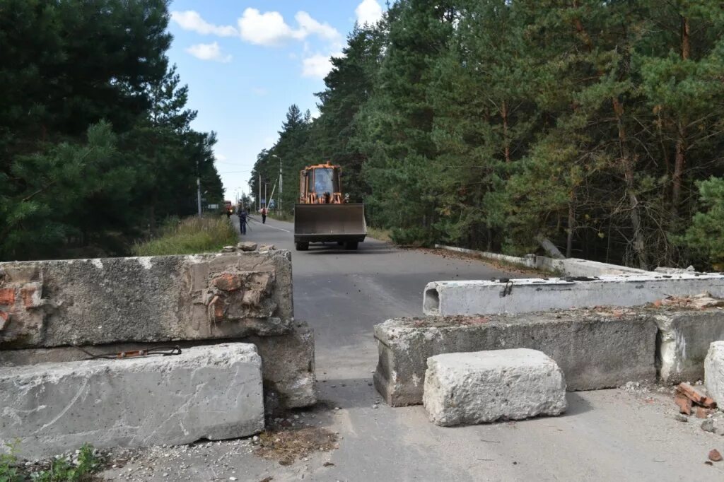 Поселок бетонный. Малюшина дача Прилуки дорога. Бетонный блок на дороге. Железобетонные блоки на дороге. Бетонные блоки для дороги.