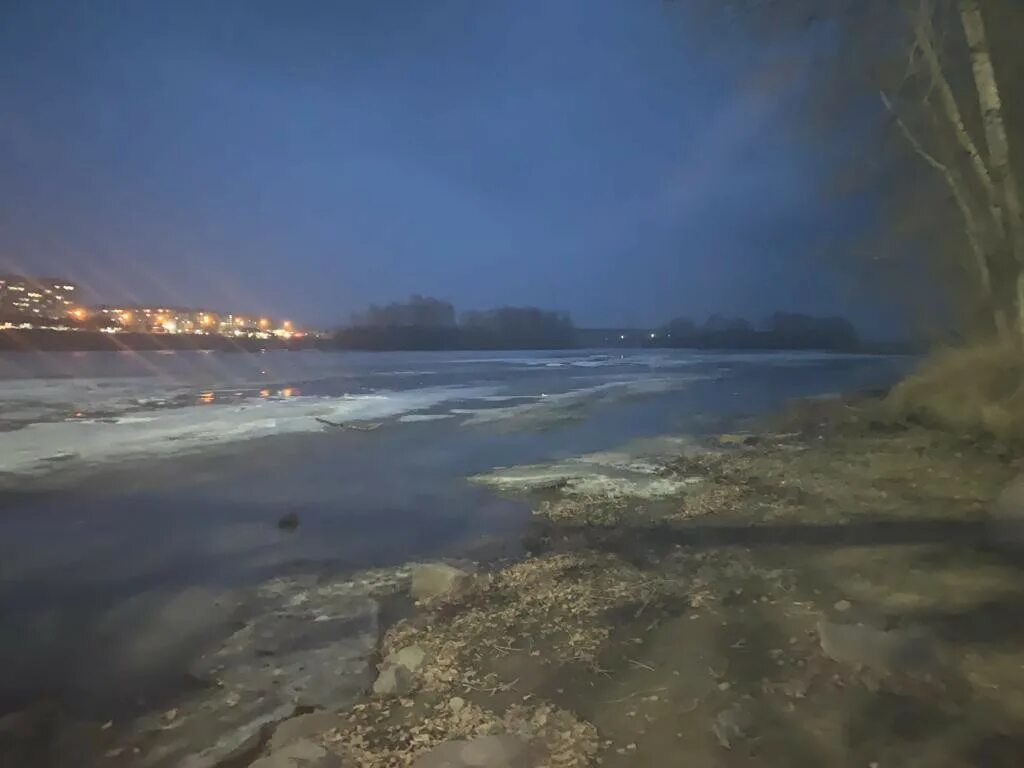 Утонули 2 девочки. Красноярск река. красноярский край утонули девочки льду. наводнение на реке кондома 2025 год.