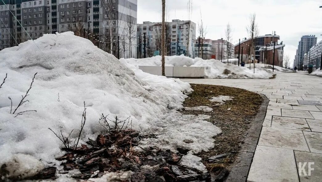 Когда примерно растает снег. Снег растаял. Снег растаял в городе Уфа. Растаявший снег в Казани. Сугробы в Татарстане 2024 год.