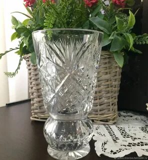 Хрустальная ваза стоит на столе