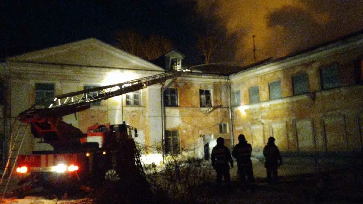 Дом офицеров Хабаровск. Окружной дом офицеров Хабаровск. Хабаровск красная речка дом офицеров. Дом офицеров Хабаровск Ульяновская. Хабаровск сгорели