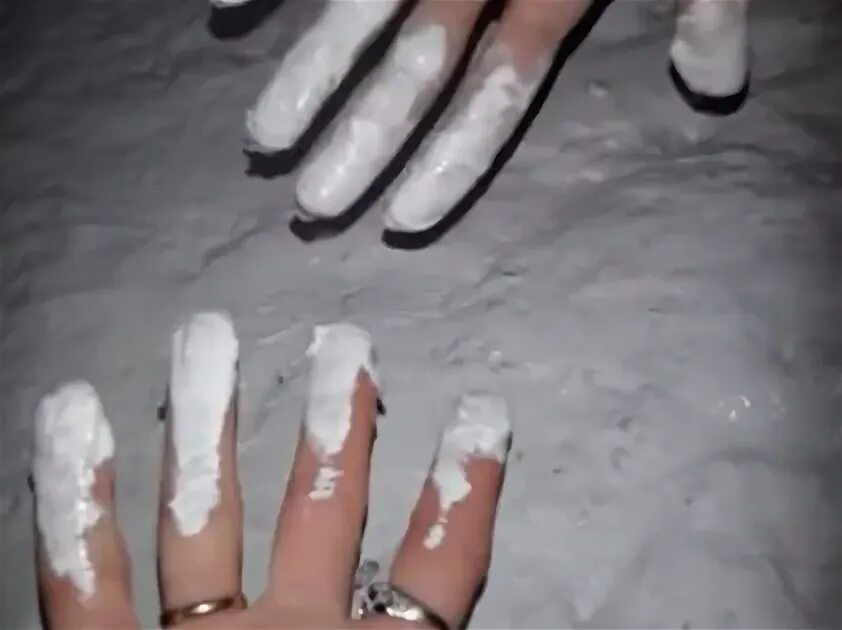 Красить белым снегом. Z белой краской россия. Подморенной белой краской. Снег красят в белый цвет. Красить белым снегом.