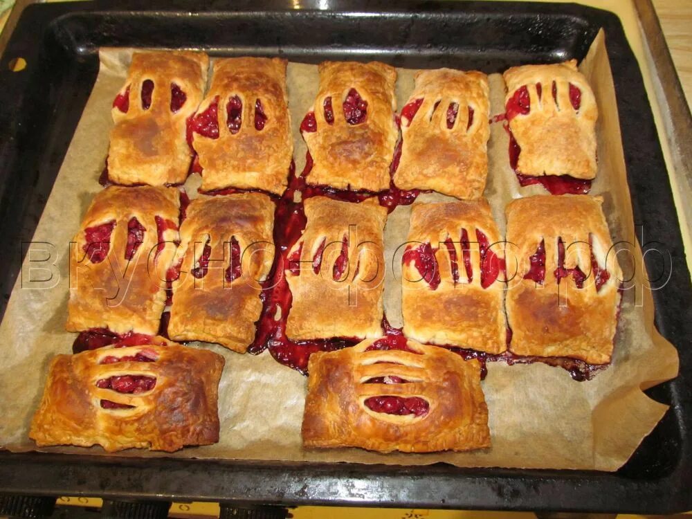 пирог с яблоком и брусникой. слойки с брусникой. слоеное тесто конвертики. слоеное тесто брусника рецепт. слоеное тесто с брусникой.