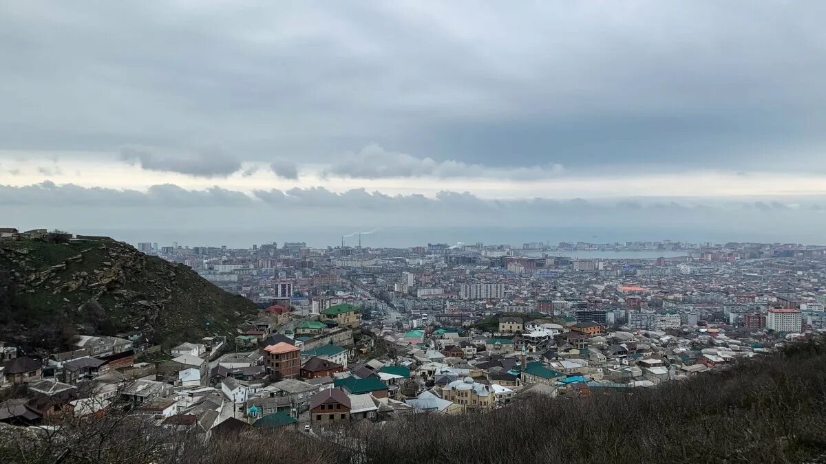 Гора тарки тау. Тарки Тау Махачкала смотровая площадка. Вид с горы Тарки Тау. Махачкала Тарки зимой.