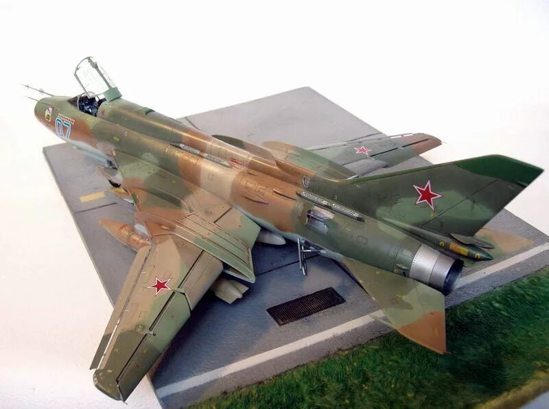 Су 1 48. Су-17м4 Hobby Boss. Су-17 1/48. Су-17 истребитель-бомбардировщик. Су 17 модель.
