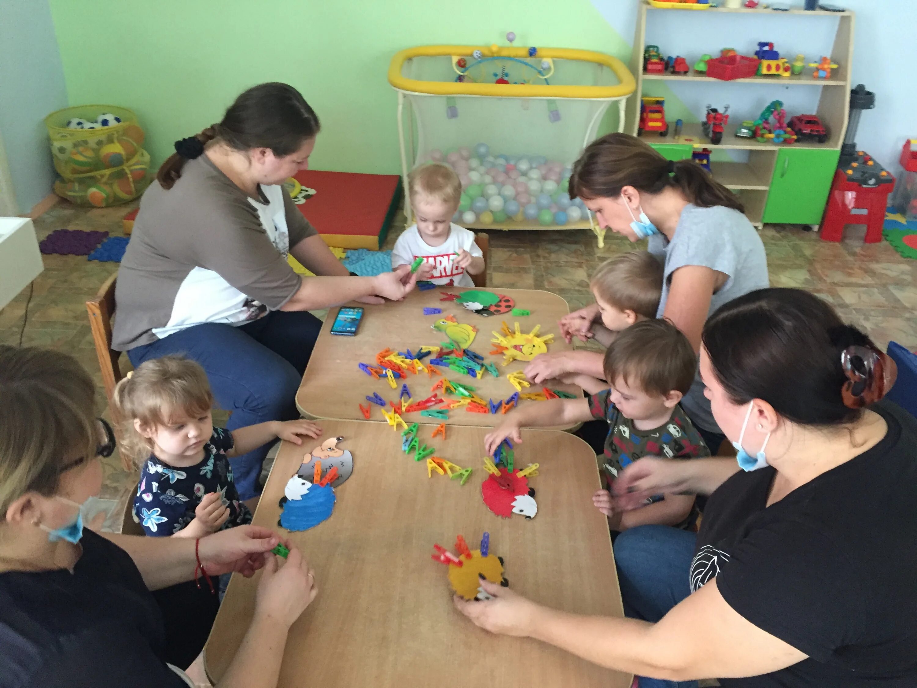 Развлечение с родителями в младшей группе. Занятия в садике. Дети на занятии в детском саду. Занятие в ДОУ. Занятия в младшей группе детского сада.