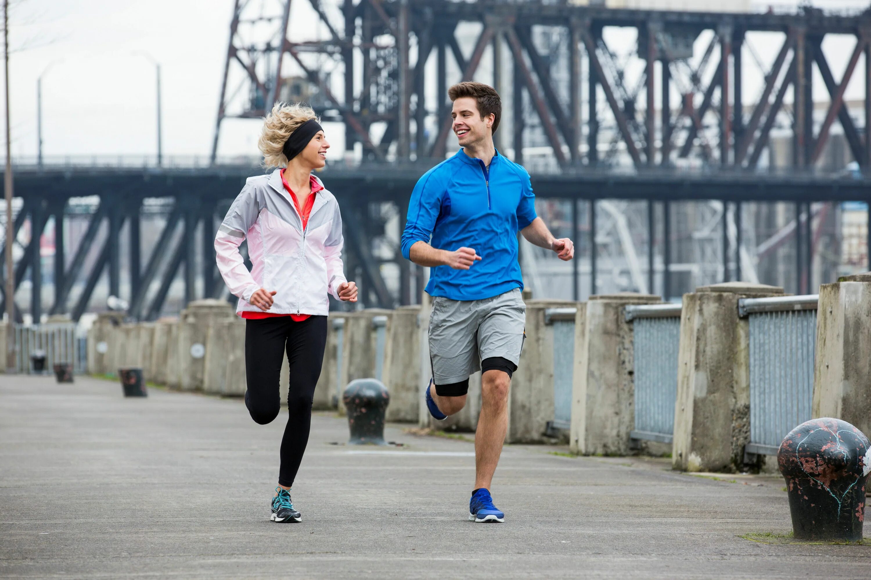 Run wife run. Одежда для бега летом мужская. Мужчина и женщина на пробежке. Одежда для пробежки летом. Бегуны на улице.