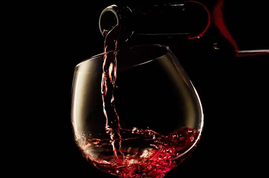 Бокал красного вина. Бокал с вином. Вино на черном фоне. Красное вино в бокале. Кятов в бокале вина