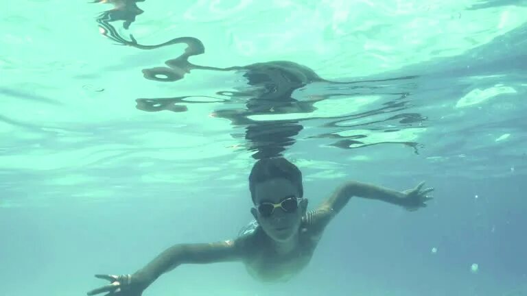 Мальчик под водой в бассейне. Плавательный бассейн под водой. Boys underwater. Дети в бассейне. Boys swimming under water.