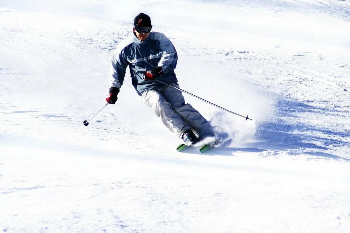 Увлекается катанием на лыжах. Катание на горных лыжах. Зимние увлечения. Горнолыжное катание. Уроки катания на горных лыжах.