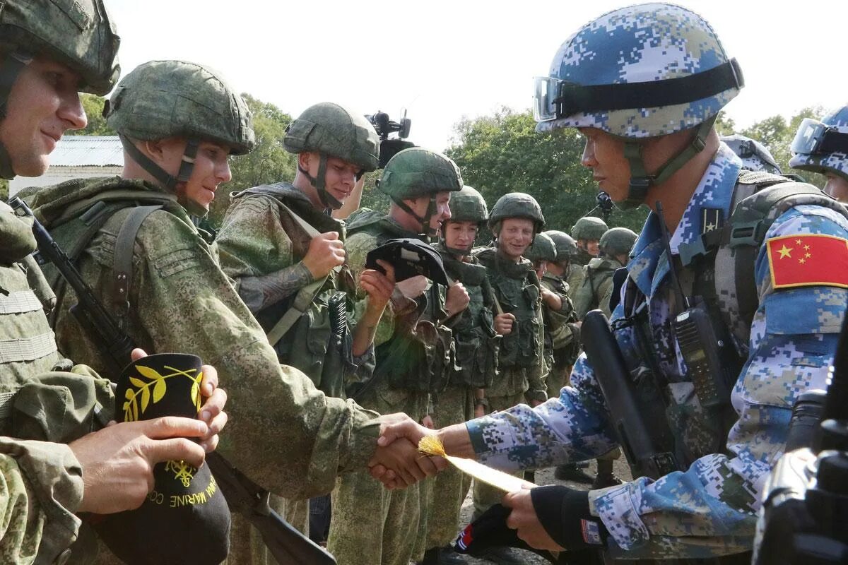 Союз военных м. Российские и китайские военные. Военные учения России и Китая. Российско-китайские учения. Китайская и Российская армия.