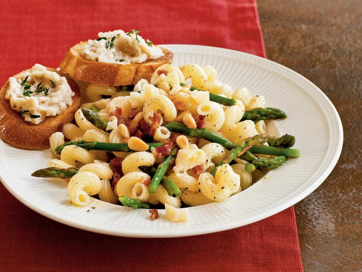 Салат с фузилли. Well pasta. Паста с цукини. Паста без сахара milky. Пенне с прошутто.