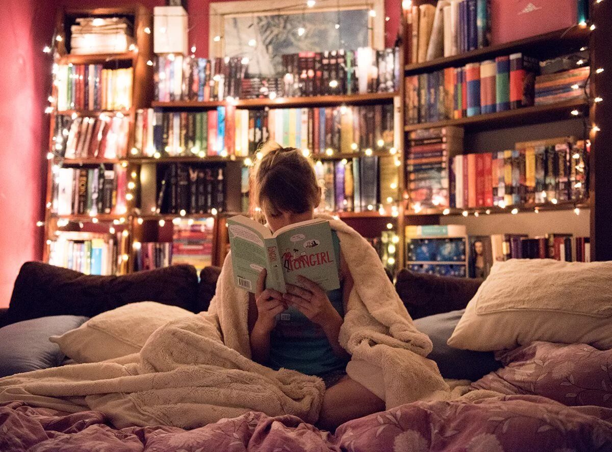 Их комната читать. Уютная комната с книгами. уютное чтение. чтение в уютной обстановке. комната с книгами.