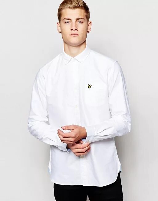 Белая рубашка с лицами. Мужчина в белой рубашке без лица. Мужчина застегивает рубашку. Белая рубашка с лицами. Парни в костюмах эстетика.