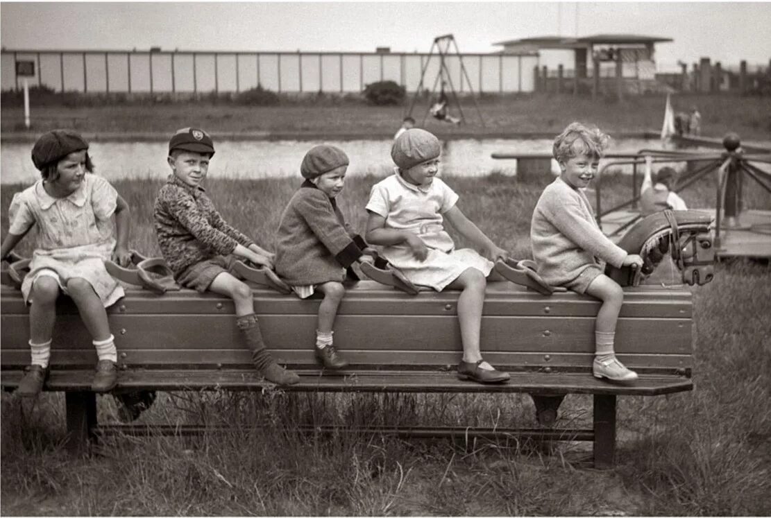 Детвора играла. Советские дети во дворе. Советское детство. Советское детство во дворе. Советские дети на скамейке.
