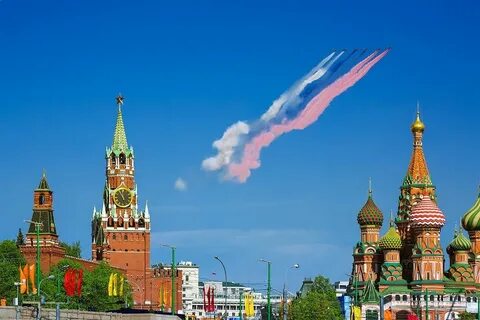 На площади красной под небом кремля
