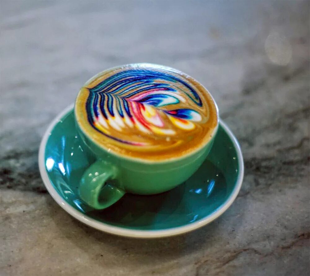 Картинки утро необычные. Цветной латте арт. Кофе латте арт цветной. Необычный кофе. Разноцветный кофе.