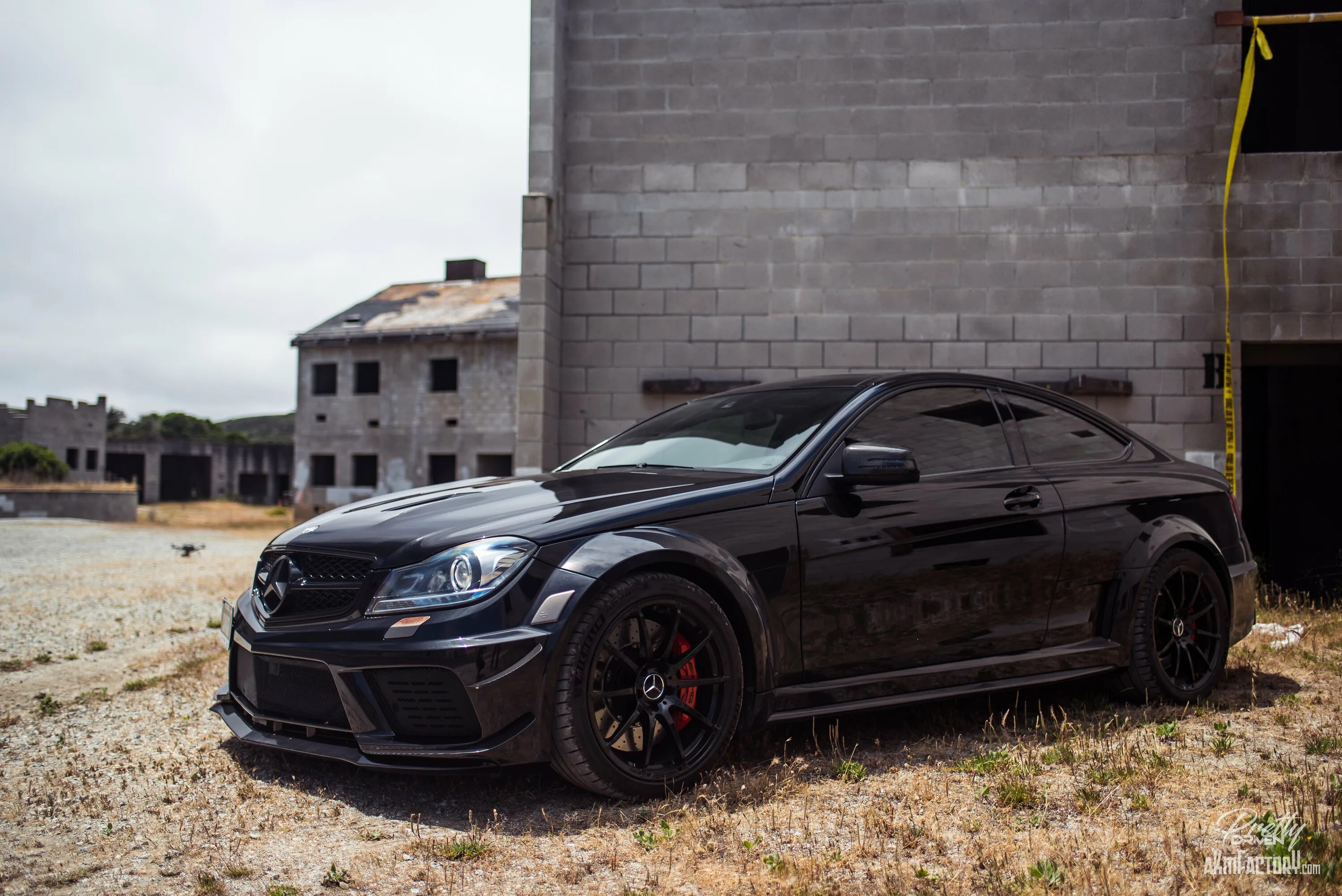 Черная 63. Mercedes c63 AMG Black. C63 AMG Black Series. Mercedes Benz c63 AMG черный. Mercedes c63 AMG 2012.