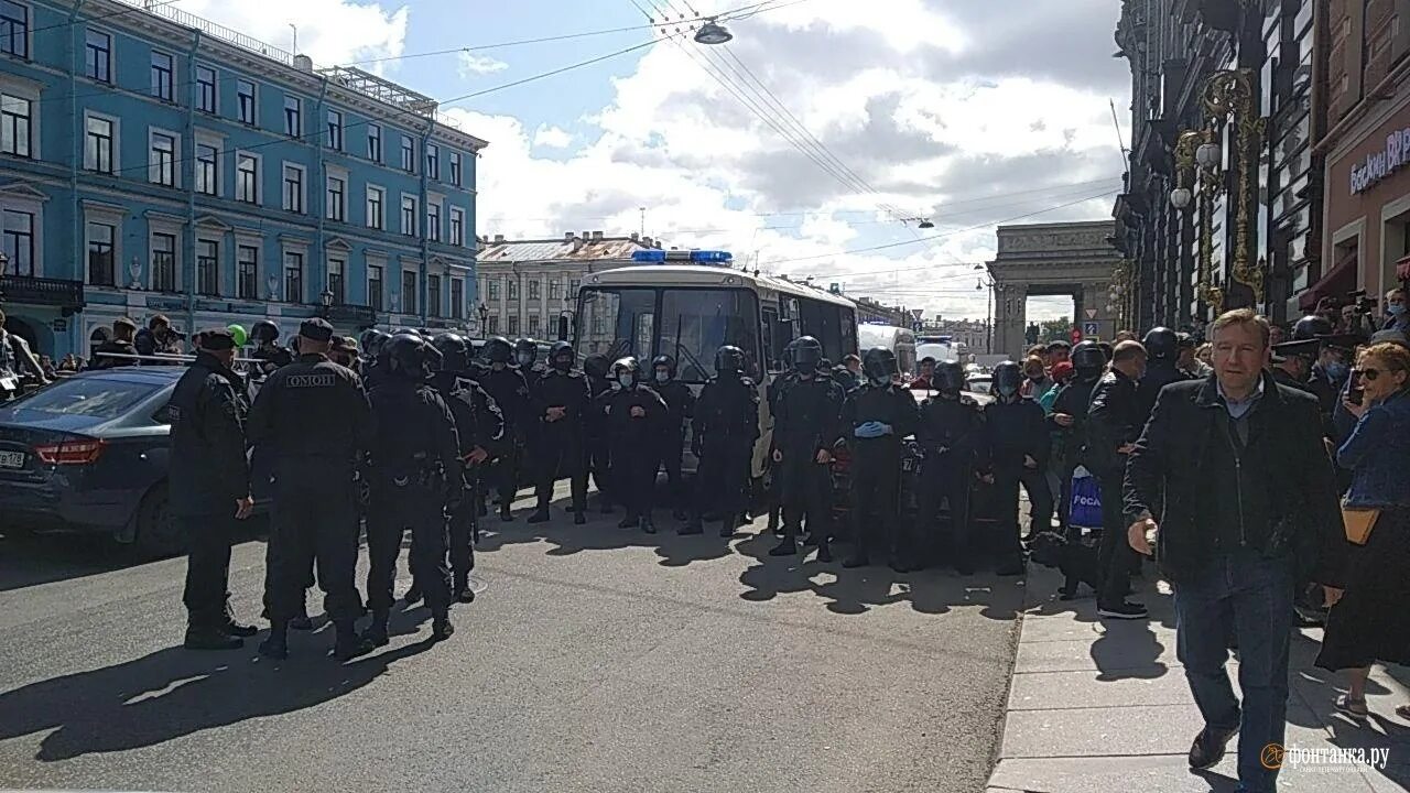 ОМОН на Дворцовой. Протесты в Петербурге. Фонтанка протесты в СПБ. ОМОН на Дворцовой площади. Фонтанка ру криминал