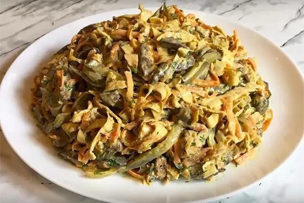 Печень куриная морковь жареная салат. Салат с куриной печенью и солеными огурцами. Салат из куриной печени с соленым огурцом. Салат из печени с солеными огурцами и морковью и луком. Салат с печенкой и солеными огурцами морковью и луком.