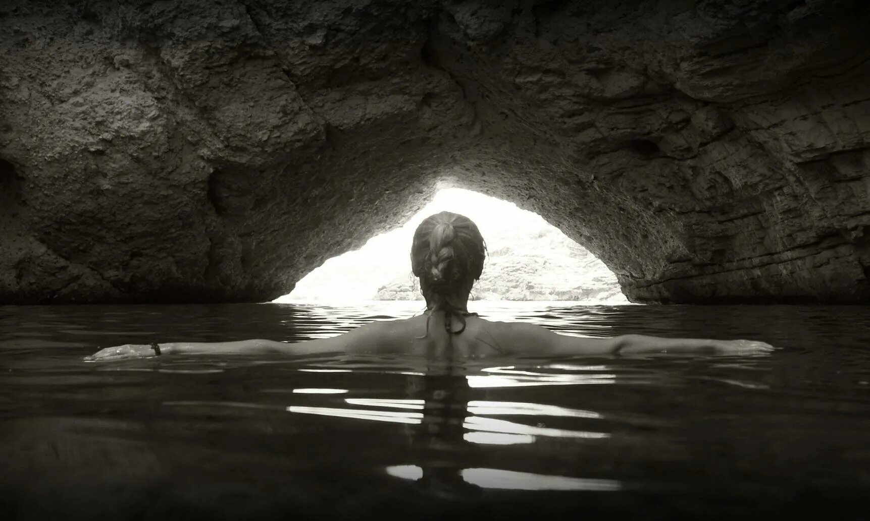 Водные пещеры. Вид из пещеры на озеро. Пещера с водой. Обрыв в пещере. Откройте дверь в золотую пещеру