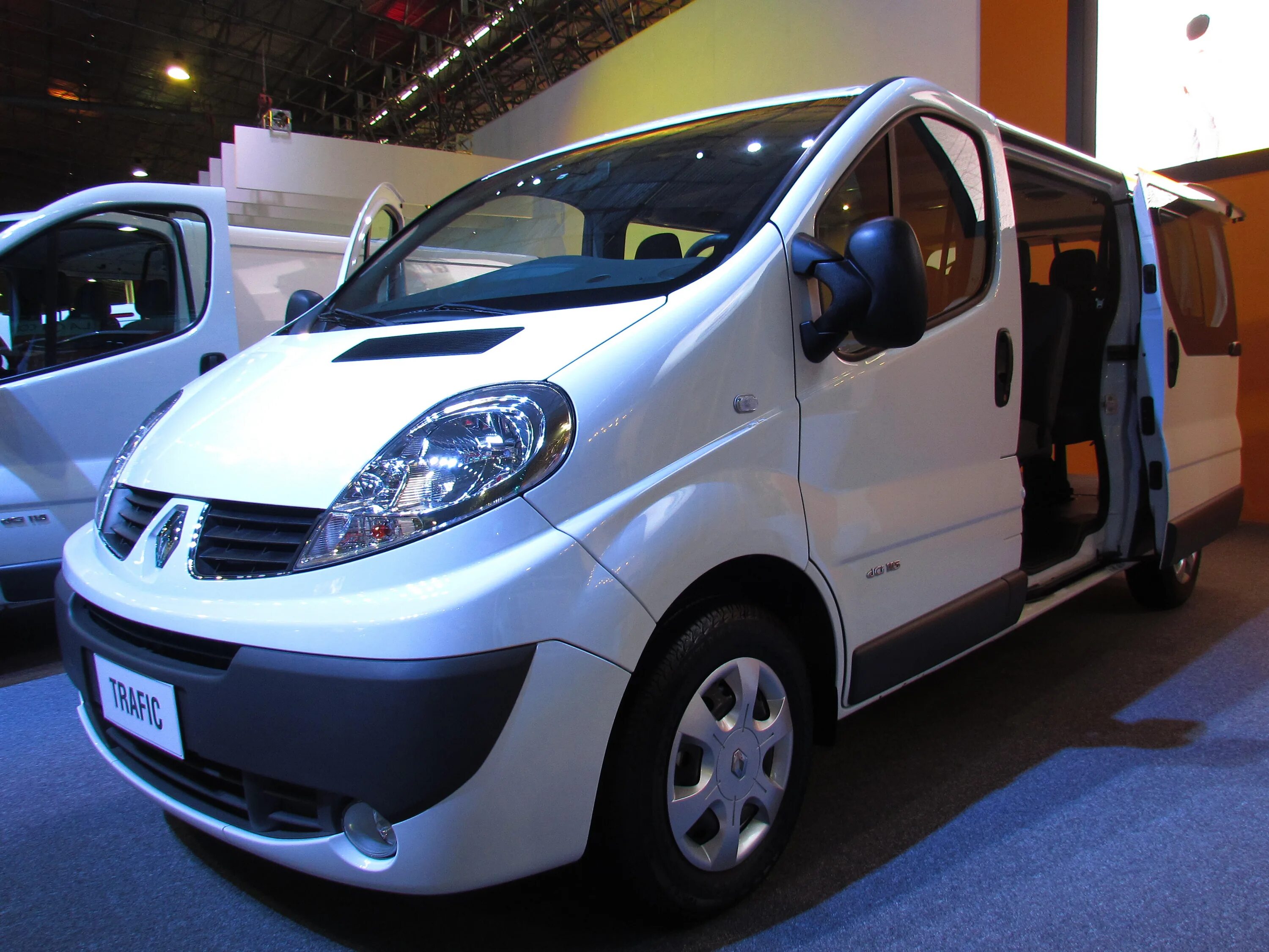 Трафик 2.5. Renault Trafic DCI 115. Renault Trafic II. Рено трафик 2006. Renault Trafic II 2.5L.