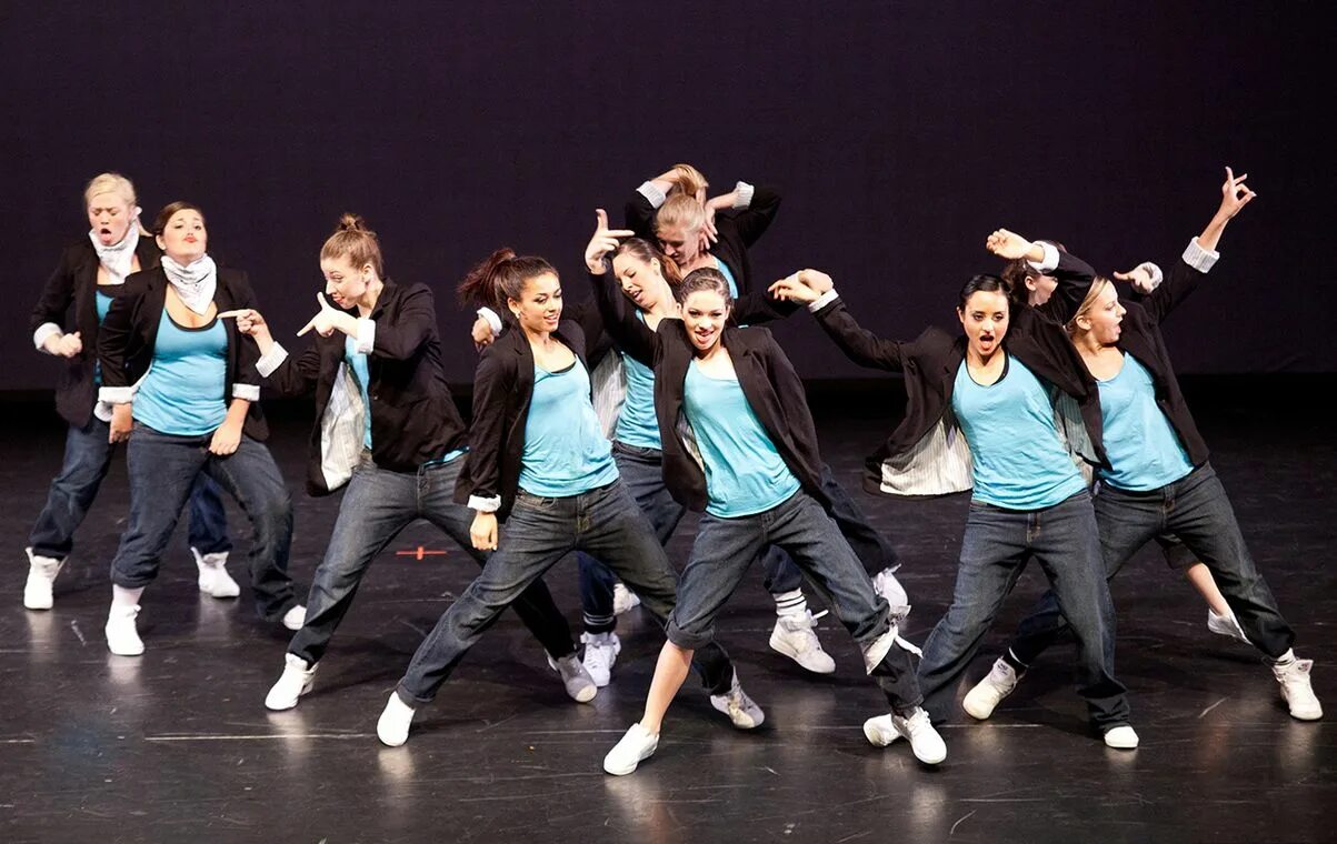 Танцевальная группа мальчиков. Современные танцы. Танцы хип хоп. Танцы хип хоп современные. Уличные танцоры.