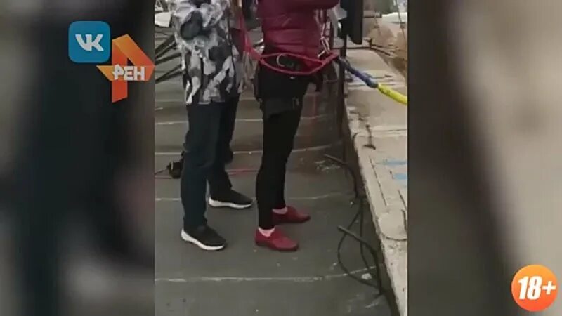 Девочка упала в пятигорске. Девочка упала в пятигорске. Похороны девочки упавшей с 14 этажа липецк. Девочка упала в пятигорске. Тарзанка девушка разбилась.