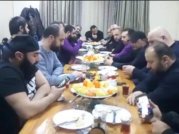 Чеченцы азербайджанцы. Чеченцы и азербайджанцы. Чеченцы за столом. Толпа чеченцев.