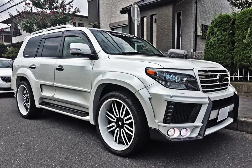 Lc200 стайлинг. Toyota land cruiser 200 tuning. тойота ленд крузер 200 тюнингованная. тюнинг тойоты 200. тюнинг тойоты 200.