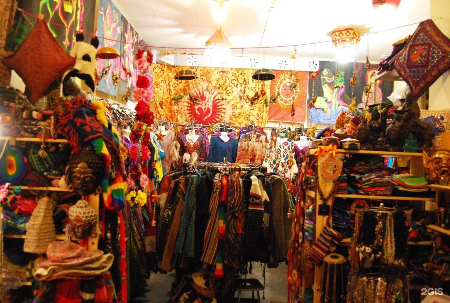 Яркий магазин одежды. Магазин с яркими вещами. Магазин этнических товаров. Этнический магазин. Этнический бутик.