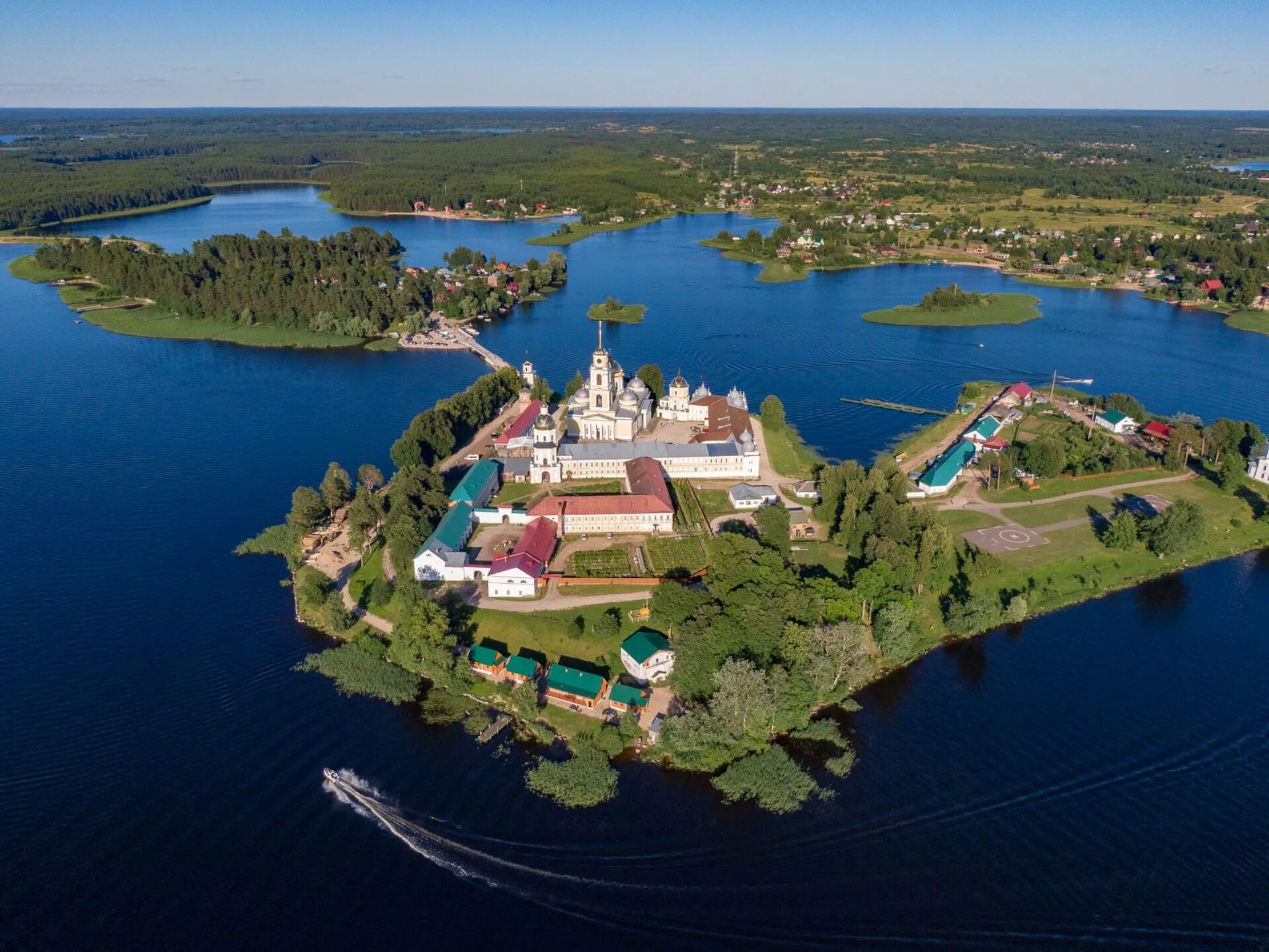 Озеро селигер расположено. Селигер остров хачин монастырь. Валдай Нило Столобенская пустынь. Остров Столбный Селигер. Валдай оз Селигер.