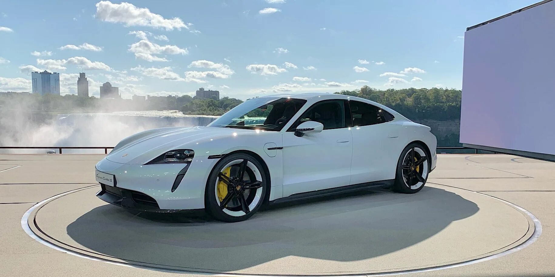 Porsche taycan 2024. Электромобиль Porsche Taycan. Электрокар Порше 2020. Порше электро 2020 Taycan. Порше Taycan Turbo s 2020.