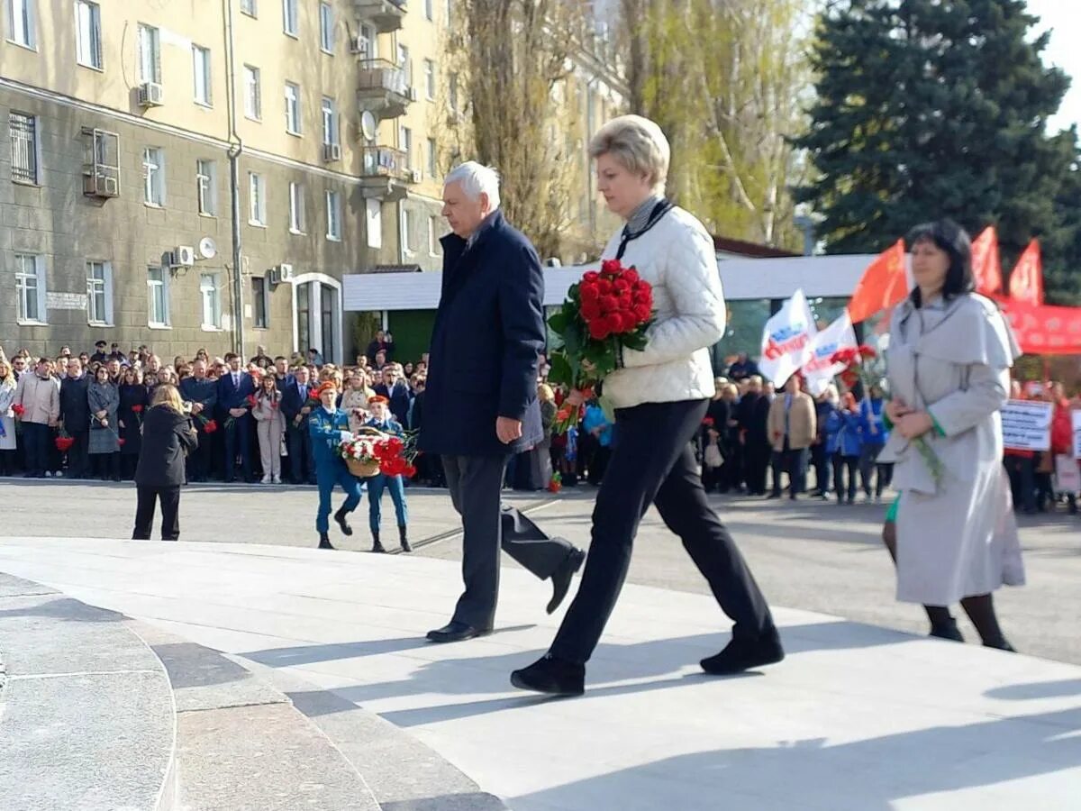 Какому событию приурочено празднование дня космонавтики. Возложение цветов. Возложение цветов к памятнику. Празднование юбилея. Гирлянда для возложения к памятнику.