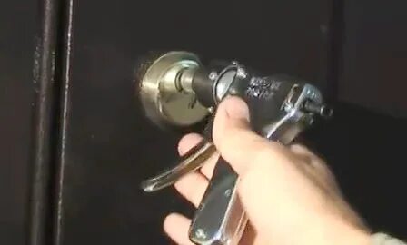 Заел замок входной двери не поворачивается
