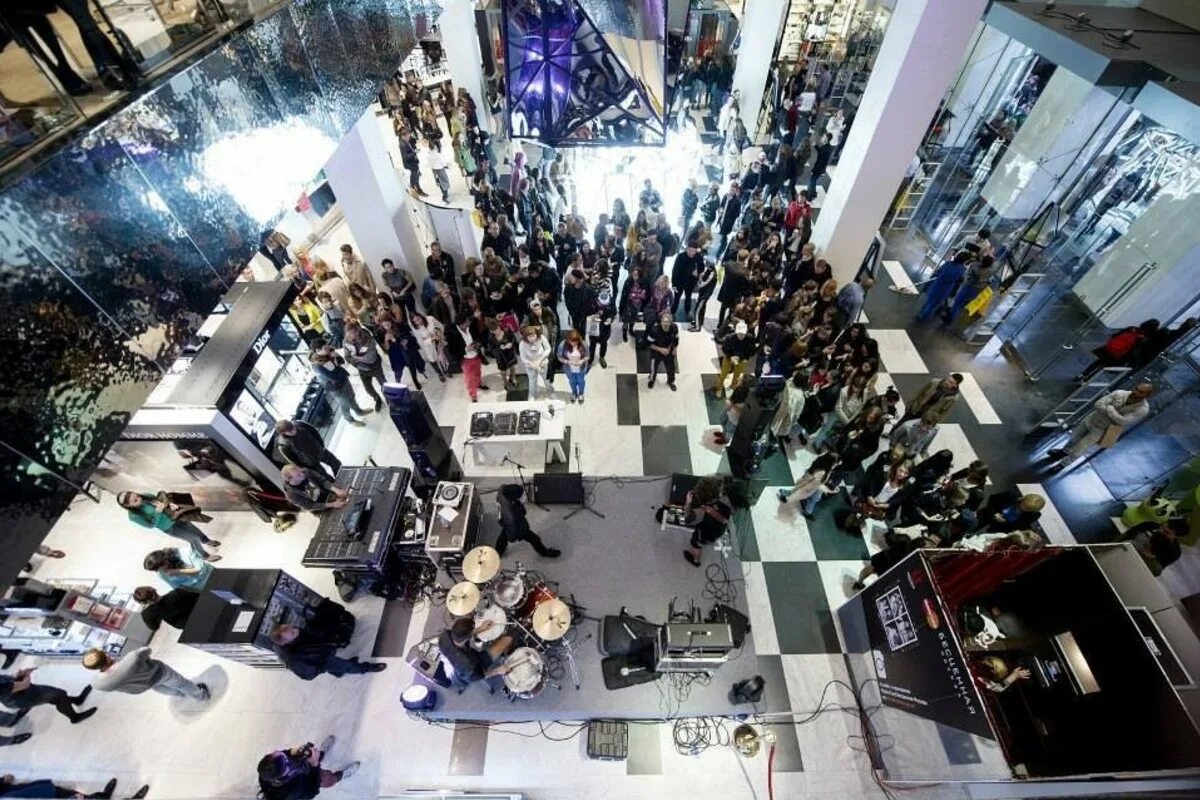 Тц цветной работа. Тц цветной 2 этаж. Универмаг цветной москва. Цветной бульвар торговый центр магазины. Тц цветной москва.