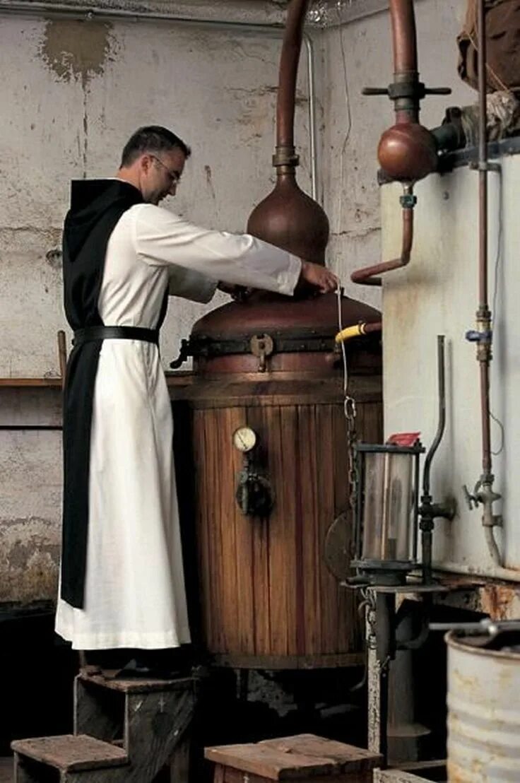 Мужики гонят. Монах винодел. Пивной монах. Пивоварение монахи. Монах пивоварня.