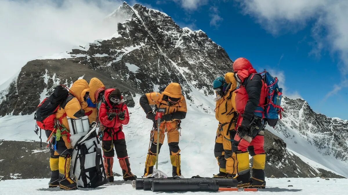 Первые экспедиции на эверест. Expedition Everest. Южная седловина Эвереста. Снаряжение для Эвереста. Метеостанция на Эвересте.