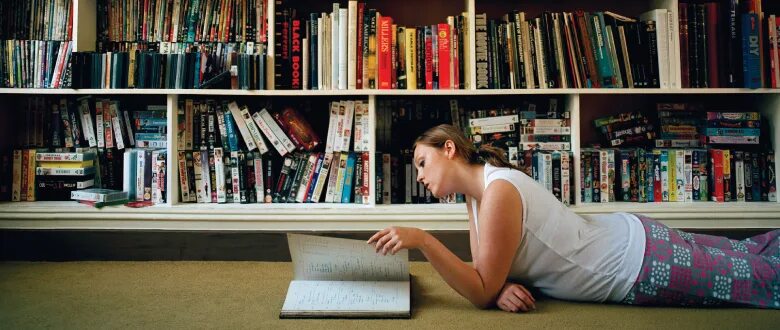 Читают ли писатели. Женщина с книгой. Место для чтения книг. Книжная мода. Дети и чтение книг в современном мире.